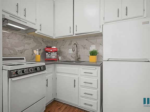 3rd image of 10965 Rochester Ave APT 106