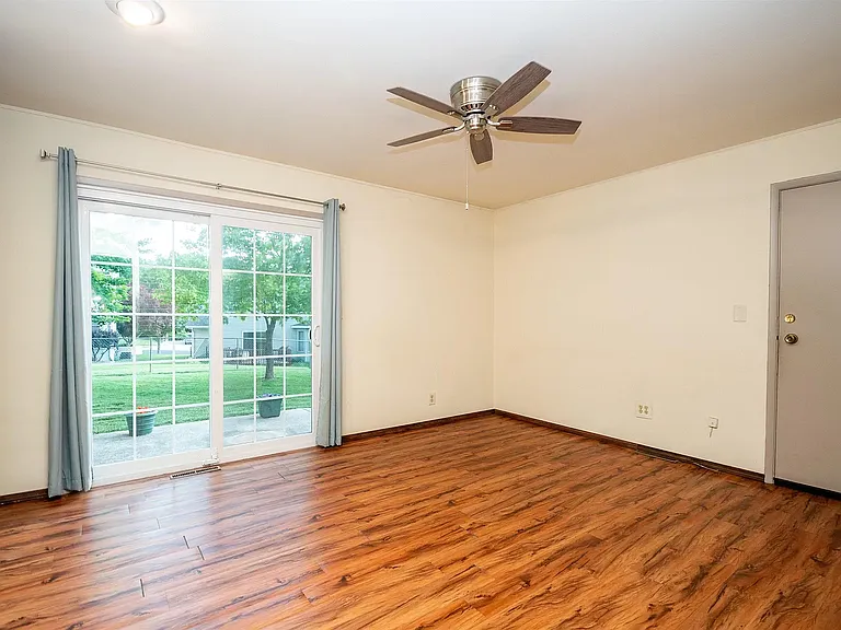 2405 W Carriage Ln — Photo 11