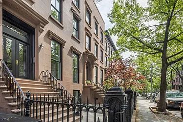 211 Warren Street in Cobble Hill