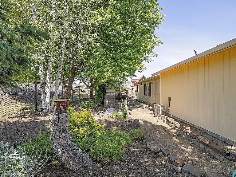 305 Blackberry Ct — Photo 12