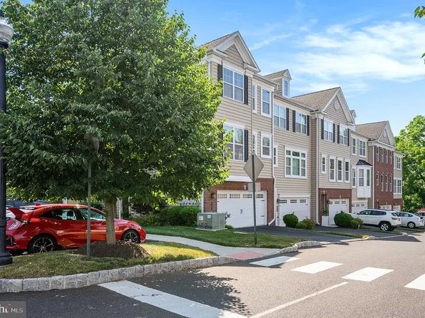 305 Van Artsdalen Ct, Sellersville, PA 18960