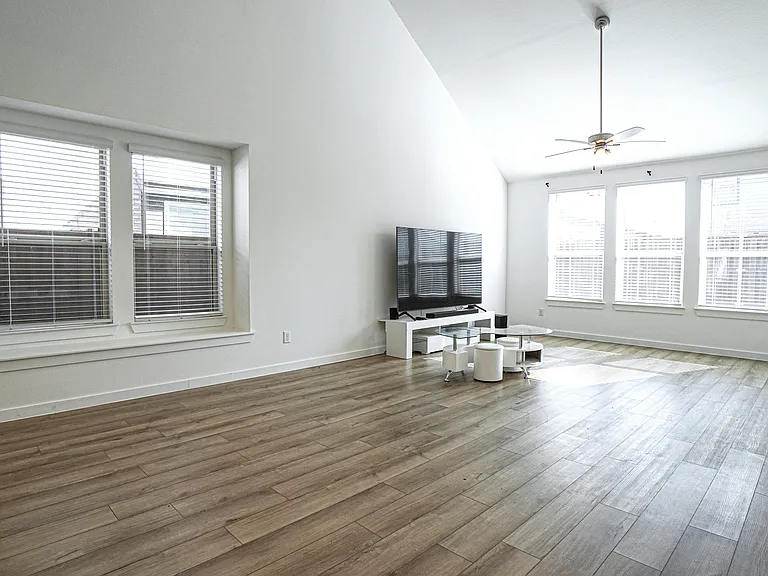 2420 Green River Rd — Photo 7