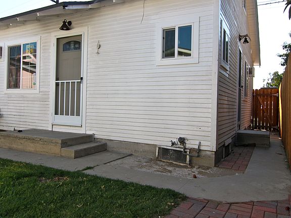 Rear Duplex 1BD/1BA
