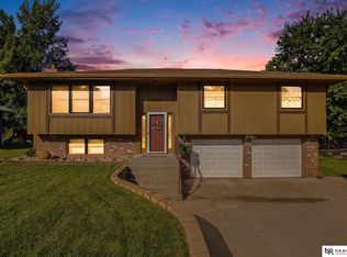 1011 Somerset Dr, Bellevue, NE 68005