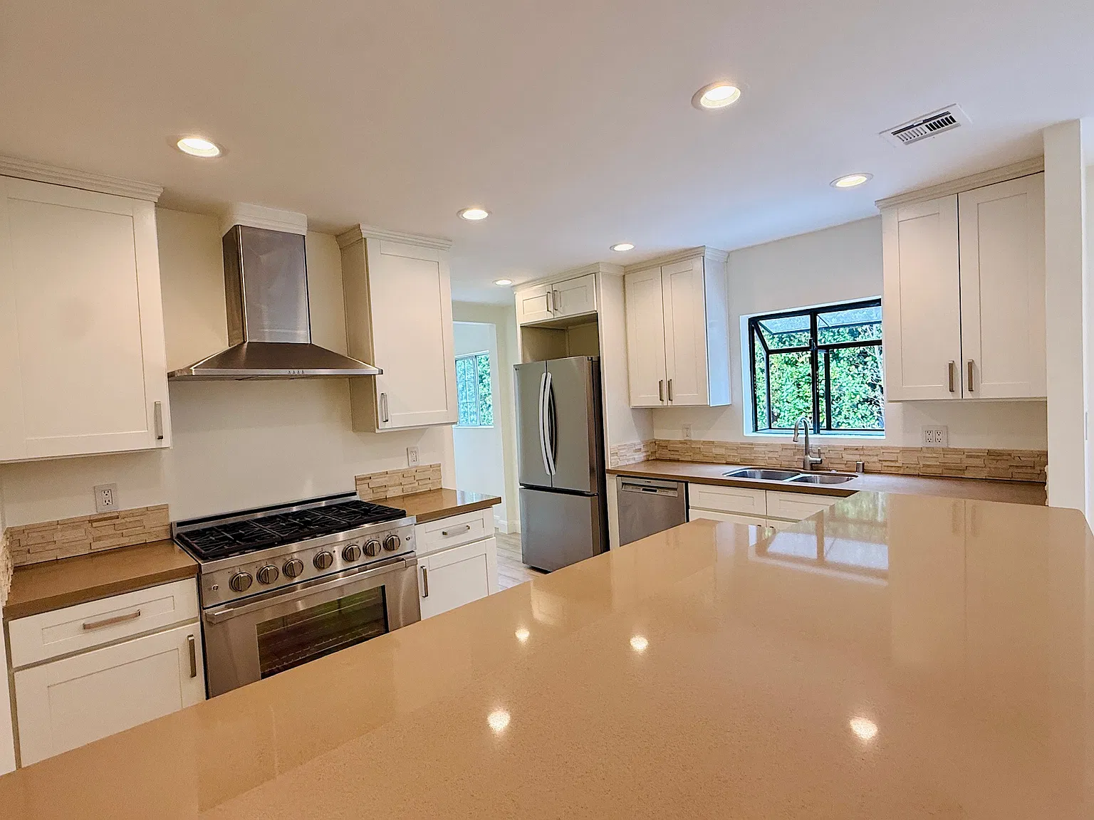 2 bed, 1200 sqft, $3,975 — Photo 4
