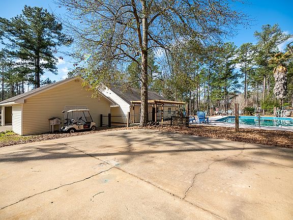 3rd image of 162 Bucklake Dr
