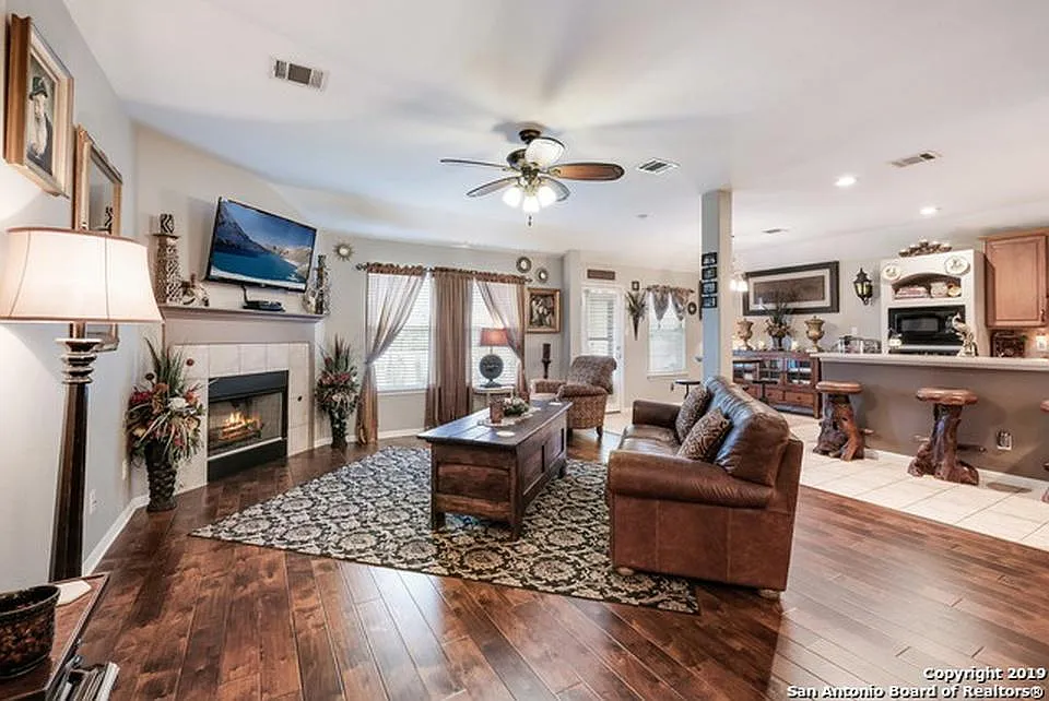 3 bed, 1816 sqft, $2,200 — Photo 2