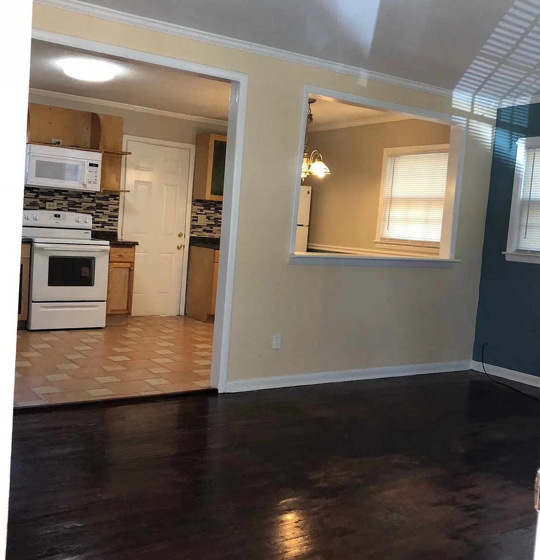 562 Ashworth Dr — Photo 2