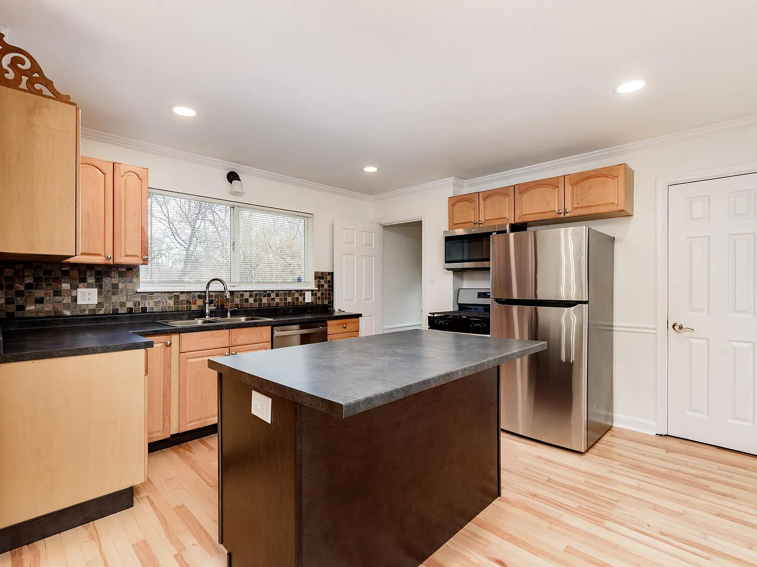 4 bed, 2900 sqft, $4,500 — Photo 4