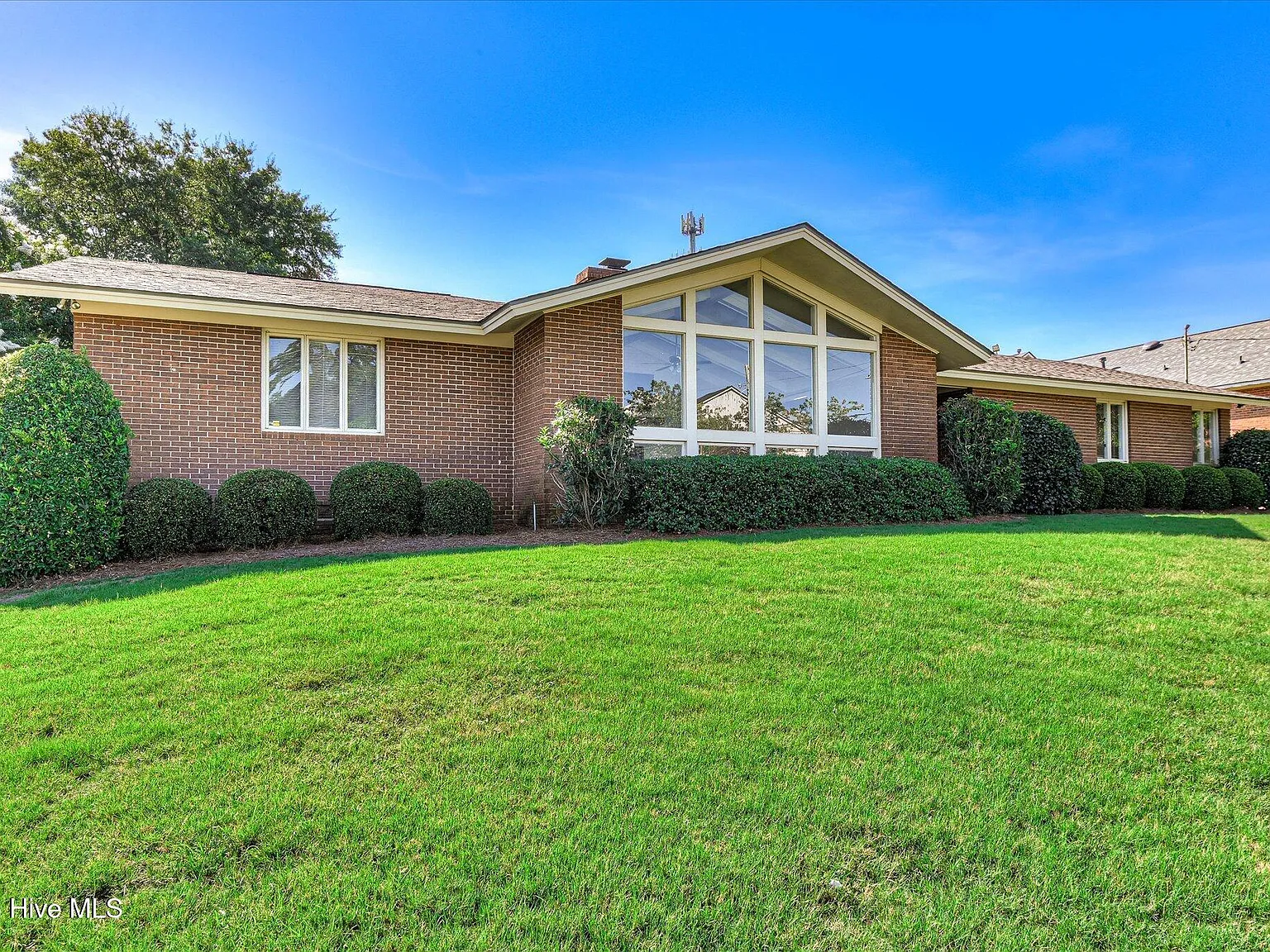 3 bed, 2.0 bath, 1805 sqft, $2,149 — Photo 3