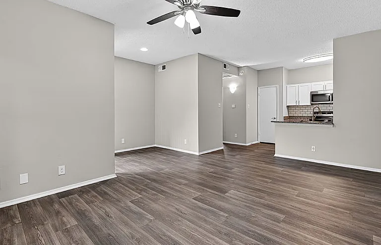 The Versailles Apartments — Photo 3