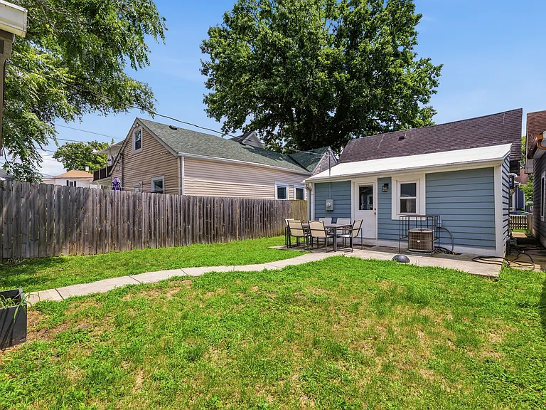 1330 Lexington Ave — Photo 20