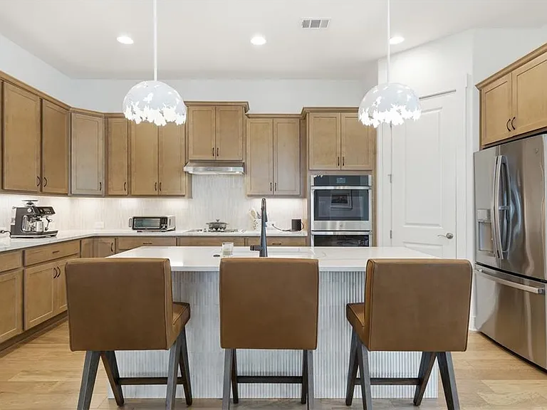 158 Kingwood Dr — Photo 3