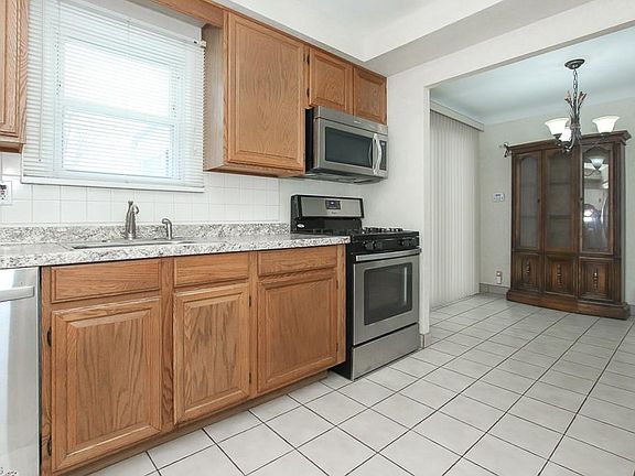 4th image of 1578 Hawthorne Dr