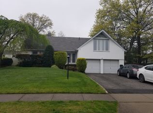 13 Woods Ln, Roslyn, NY 11576