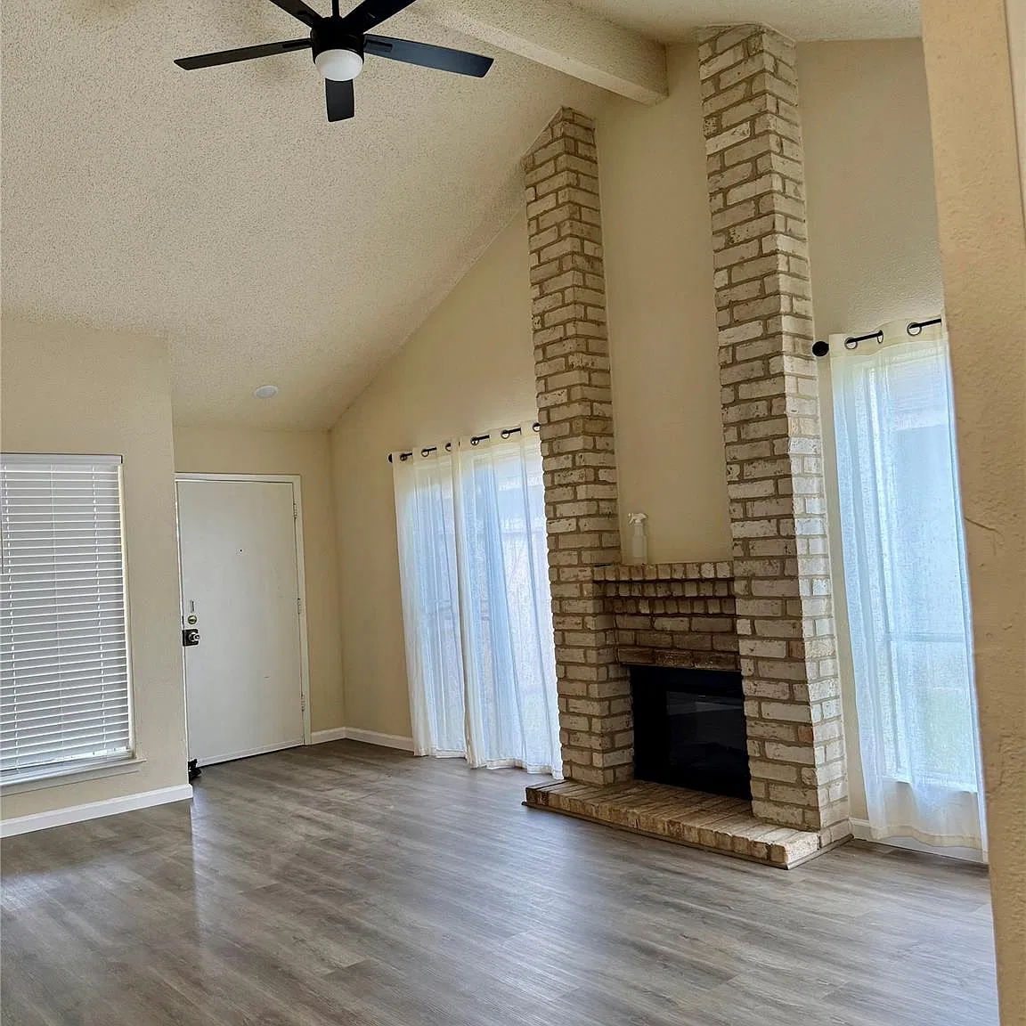 3 bed, 2.0 bath, 1153 sqft, $1,700 — Photo 1