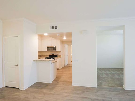 4th image of 130 S Hewes St Unit 106