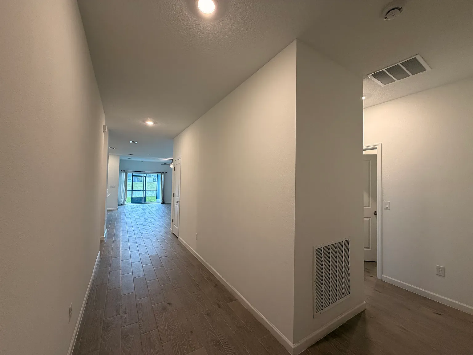 4 bed, 1943 sqft, $2,200 — Photo 3