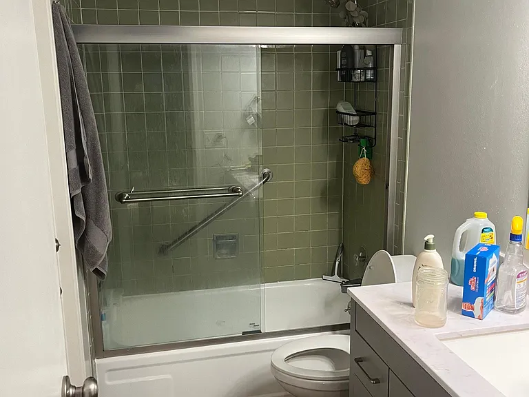 Full Bath (connected to main bedroom)