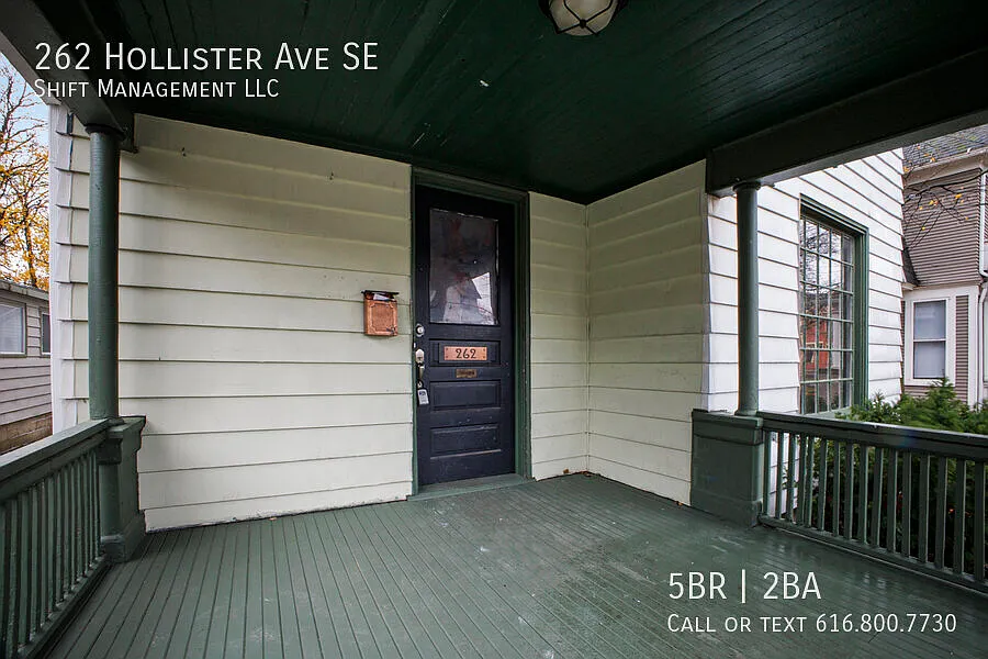 Darling 5 Bedroom With Tons Of Character! — Photo 4