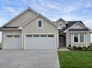 17425 Oakwood Dr, Urbandale, IA 50323