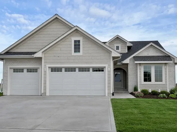 17425 Oakwood Dr, Urbandale, IA 50323