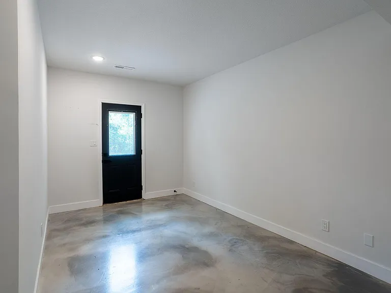 2301 Grant Ln — Photo 25
