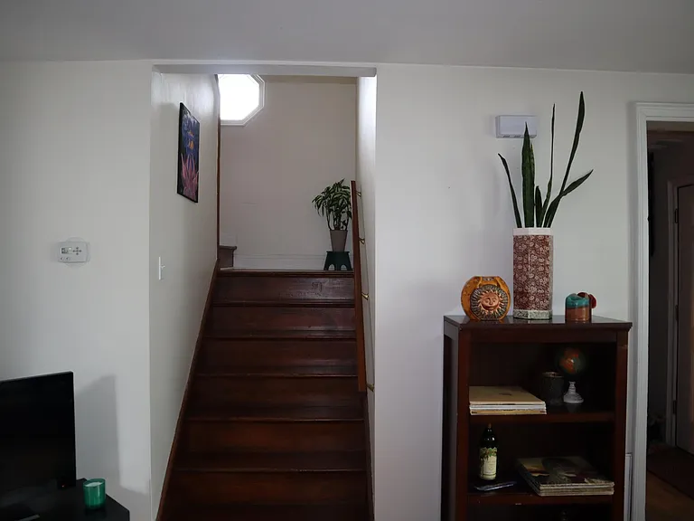28 Tremont Ave #UPPER — Photo 6