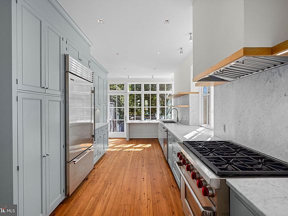 4th image of 2912 Dumbarton St NW