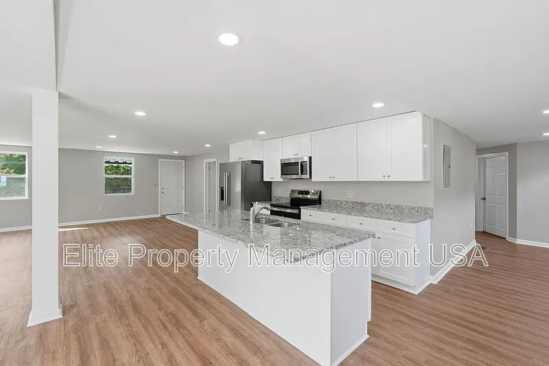 3 bed, 2.0 bath, 3045 sqft, $3,250 — Photo 4