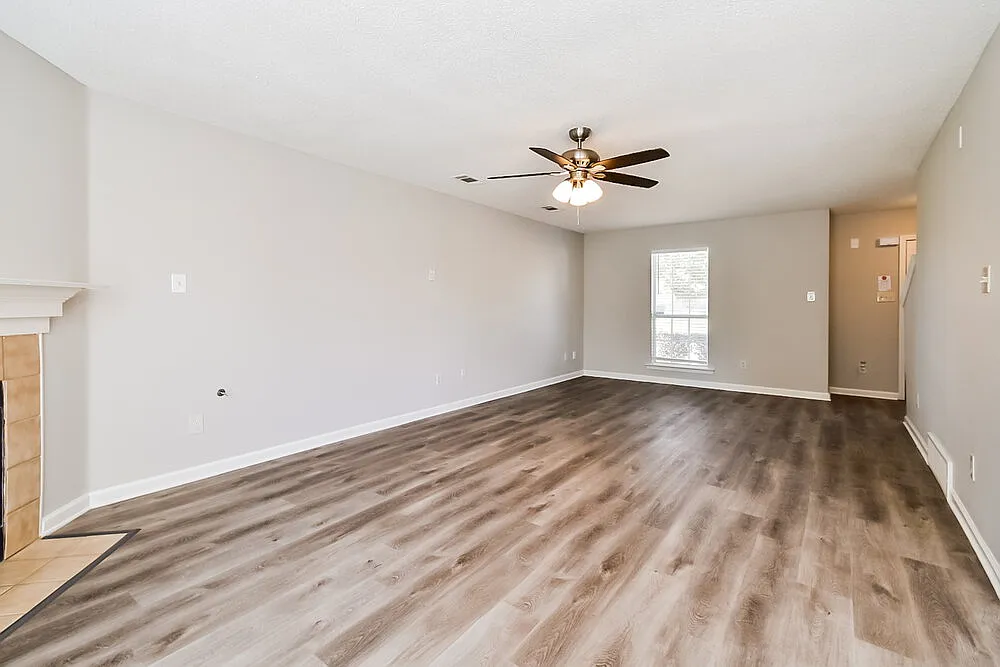 3 bed, 2.5 bath, 2300 sqft, $2,215 — Photo 4