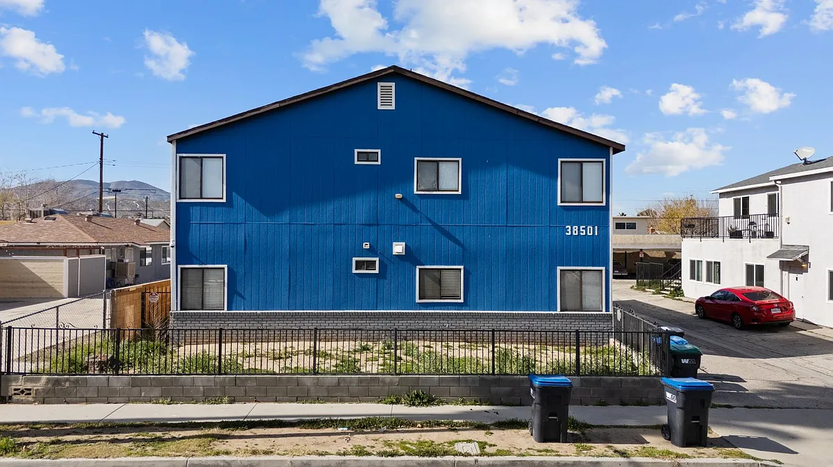 Building Photo - 38501 Larkin Ave #4