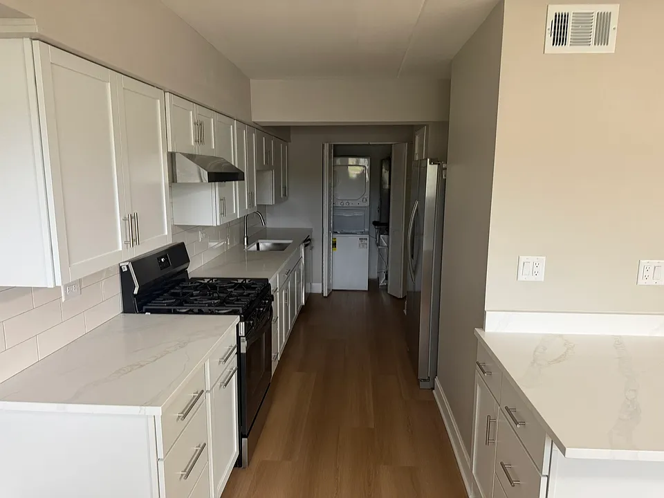 1040 Busse Hwy #202