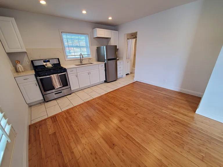 130 Roycroft — Photo 18