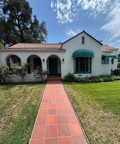 1562 N Mar Vista Ave — Photo 2