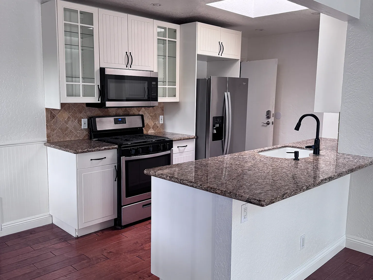 3 bed, 1123 sqft, $4,000 — Photo 4