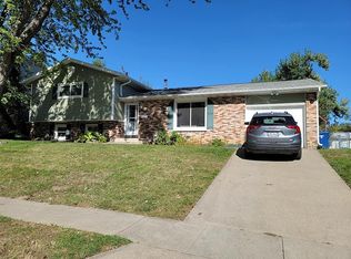 600 Scenic Dr, Clinton, IA 52732