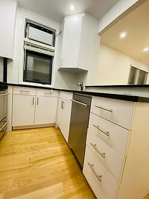 Rented by Metropolis Real Estate of Manhattan | media 7