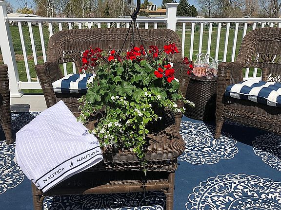 Deck surrounding swimspa