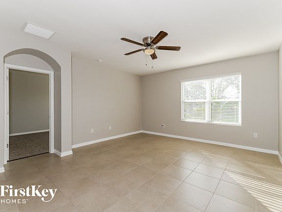 3rd image of 534 SE 3rd Ter