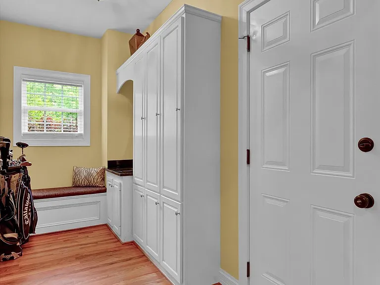 560 N Hubbards Ln — Photo 32