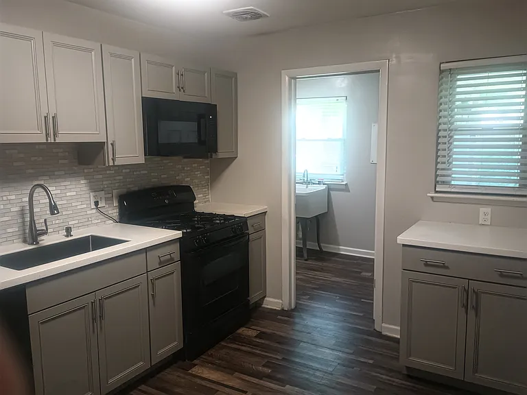 925 Hullview Ave — Photo 4