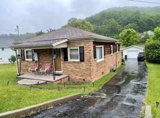 111 Nelson St, Crab Orchard, WV 25921