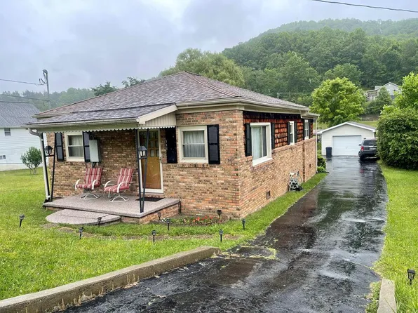 111 Nelson St, Crab Orchard, WV 25921