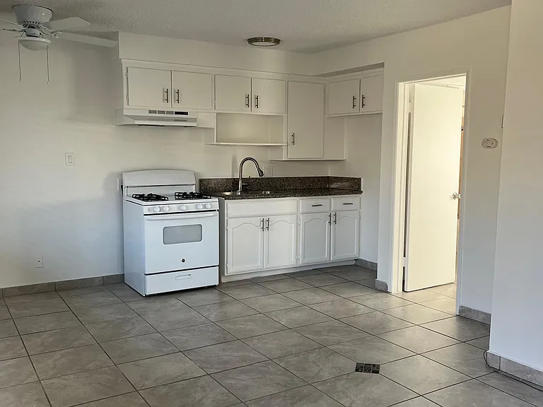 9202 Sepulveda Blvd #4 — Photo 1