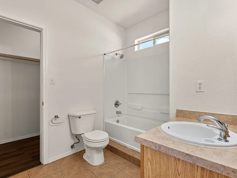 2406 Broadway Blvd NE — Photo 20