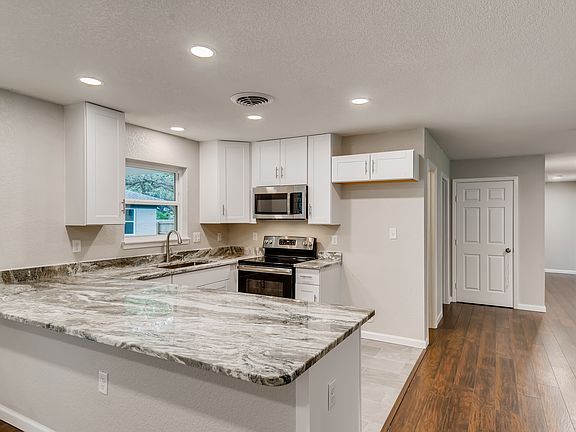 3rd image of 114 Oaklane Dr