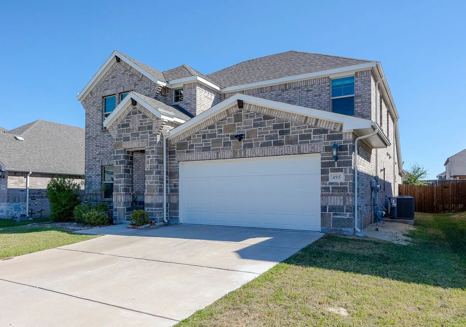 Beautiful two-story home built in 2021, offering 4 bedrooms, 3.5 bathrooms — Photo 3