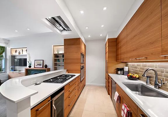 3rd image of 450 W 23rd St APT C