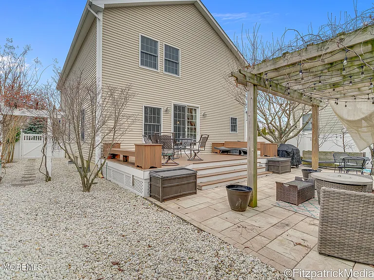 331 Richmond Ave — Photo 26